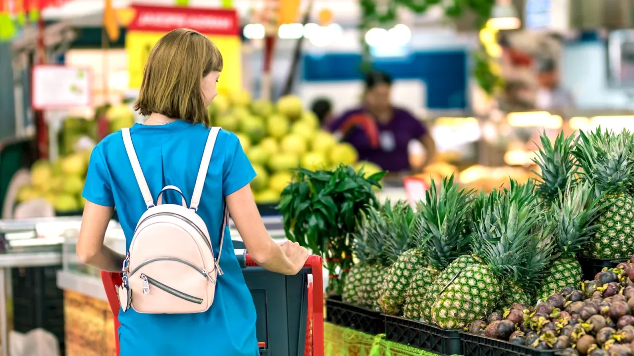Market rafında çikolata ve bisküvi